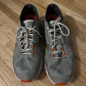 Women’s ON Cloud shoe. Size 10